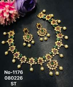 Ensemble collier et boucles d'oreilles en laiton plaqué or avec diamants américains et perles |   Cadeau de mariage et de fiançailles ethnique traditionnel indien - Product Image 2