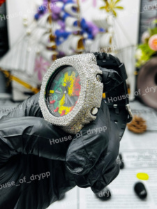 Reloj de Lujo con Diamantes Moissanite Estilo Hip Hop, Esfera Redonda con Detalles Arcoíris, Diseño Exclusivo - Product Image 3