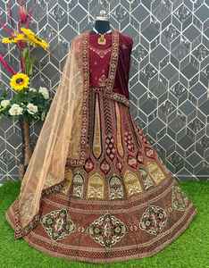 Tenue de mariée indienne en velours lourd, Lehenga Choli avec broderies de sequins et de Malti, et Dupatta en filet brodé de sequins. - Product Image 5