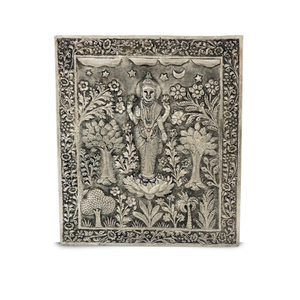 Pintura artística de Laxmi Ji sobre flor de loto con tallado fino - Product Image 1