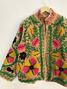 Veste courte en velours beige brodée à la main avec des motifs de vigne verte et de fleurs roses et jaunes, style bohème ethnique pour femme - Product Image 4