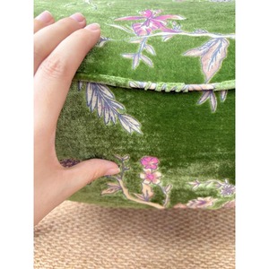 Pouf en velours vert à motifs floraux, design compact de style mid-century, ottoman en tissu, décoration de salon, pièce unique faite à la main - Product Image 2