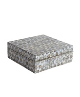 Idées de lampes décoratives en nacre pour la maison : Décoration rectangulaire en pierre avec des couches riches, intérieurs irisés, accents opulents, luxe.