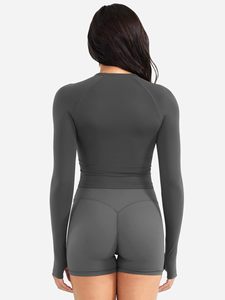 Ensemble de yoga 2 pièces en nylon et spandex pour femmes, haut à manches longues avec short froncé, ensemble décontracté d'été uni pour la course à pied - Product Image 3