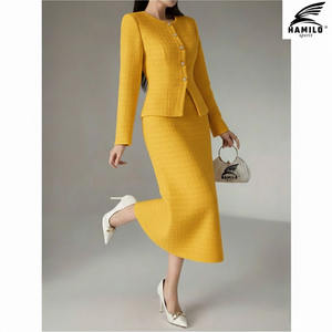 ชุดกระโปรง OEM แบบยั่งยืนสำหรับผู้หญิง เสื้อครอปท็อปมีฮู้ดพร้อมลายพิมพ์โลโก้ลำลอง ชุดกระโปรงครอปท็อปมีฮู้ดสำหรับฤดูหนาว - Product Image 4