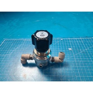 Régulateur de pression VERIFLO IR401S4PBX4PM, utilisé comme pièce détachée d'équipement semi-conducteur d'occasion - Product Image 3