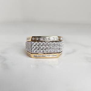 Anillo de Sello para Hombre con Diamantes Redondos Brillantes y de Corte Baguette en Oro de 14K Chapado para Boda o Compromiso - Product Image 1