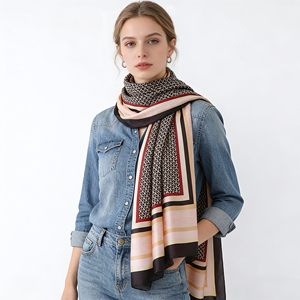 Foulard carré en satin effet soie, style bandana, avec impression personnalisée pour mariage - Product Image 3