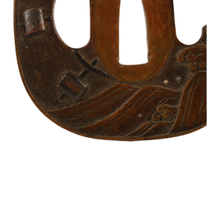 Tsuba Japonés del Período Edo, de Cobre Antiguo Pulido, con Incrustaciones de Diseño de Molino de Agua sobre Olas, Forma Redonda, Protector de Espada Sin Marcar - Product Image 5