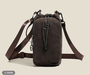 Bolso bandolera de gamuza con decoración de cadena, cierre de cremallera antirrobo, estilo minimalista para uso diario - Product Image 1