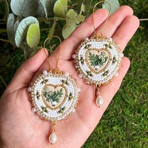 Pendientes de cuentas coloridos, ligeros, estilo bohemio, hechos a mano con cuentas de semillas, estilo moderno para bodas. - Product Image 2