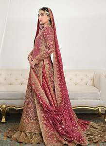 Conjunto de Lehenga Choli nupcial pakistaní rojo con bordado pesado de cuentas, escote festoneado, espalda ilusoria y bordado de gasa hasta el suelo. - Product Image 4