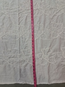 Tissu en coton blanc pur en gros avec des rangées de fleurs alignées et broderie en cordon 3D pour vêtements de créateurs - Product Image 4