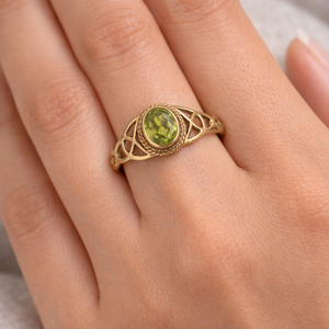 Bague en laiton avec péridot vert ovale facetté, taille fixe, élégante, sertie d'une monture marine, faite à la main, design de bijoux pour femmes - Product Image 4
