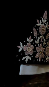 Blazer de smoking noir brodé pour homme avec revers à motif floral |   Veste de costume de mariage avec nœud papillon et gilet - Product Image 2