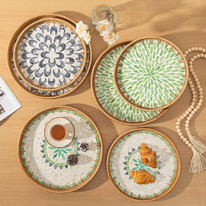 Bandeja de ratán y nácar: Diversas piezas de artesanía de ratán y nácar de diseño en diferentes tamaños. - Product Image 1