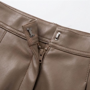 Minifalda plisada de piel sintética de cintura alta para mujer, falda corta de línea A en color marrón sólido - Product Image 4
