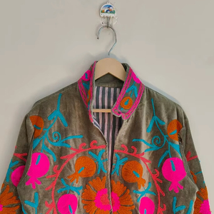 Veste en velours Suzani – Manteau floral brodé style bohème, veste tribale ouzbèke artisanale, vêtement d'extérieur artistique et affirmé - Product Image 1
