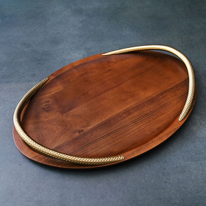 Plateau de service rond en bois exquis, avec une finition bois riche et des poignées courbes dorées texturées distinctives en forme de serpent, pour le service. - Product Image 2