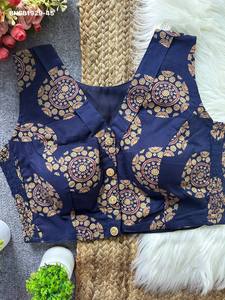Blusa de Algodón Ajrakh de Primera Calidad con Estampado Ajrakh, Elástico Lateral, Cuello en V, Sin Mangas y Botones Delanteros, Exportador de Moda Femenina - Product Image 2