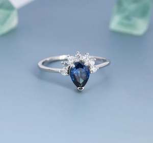 แหวนเงินแท้ 925 ชุบทอง 14k ดีไซน์มงกุฎวินเทจ ประดับพลอยแซฟไฟร์ทรงลูกแพร์และเพชร CZ สำหรับเดือนกันยายน เหมาะสำหรับงานหมั้นและงานแต่งงาน - Product Image 3