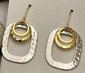 Pendientes Largos de Latón Martillado con Textura Clásica de la Mejor Calidad, Joyería Artesanal Hecha a Mano para Boutiques de Moda, Disponible para Regalo - Product Image 6