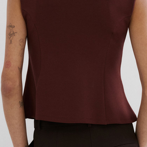 T-shirt élégant pour femme sans manches avec épaulettes et design peplum / Couleur unie avec logo, coupe droite et col rond - Product Image 6