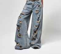 Jeans clásicos de mezclilla para mujer, diseñados para uso casual y comodidad en el día a día.