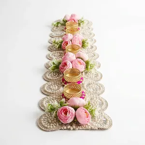 Chemin de table en tapisserie florale dorée avec des roses roses et un design perlé pour la décoration de mariage et de la maison - Product Image 5
