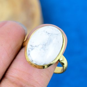Bague cocktail artisanale en howlite naturelle de forme ovale, sertie de pierres précieuses et plaquée or 18 carats, cadeau pour elle - Product Image 4
