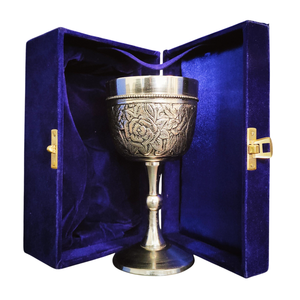 Cáliz de latón hecho a mano estilo medieval, copa de vino con detalles grabados, vasos para vino, vasos para cerveza, diseño en relieve de latón. - Product Image 1