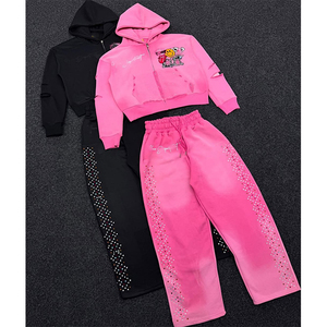 Ensemble de survêtement rose pour homme, style streetwear, sweat à capuche zippé et pantalon orné de strass, coupe décontractée, idéal pour l'automne - Product Image 1