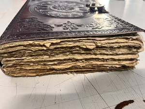 Carnet en cuir véritable gaufré de qualité supérieure, 240 pages, 120 feuilles, carnet vintage avec papier à bords festonnés faits à la main, cuir classique - Product Image 4