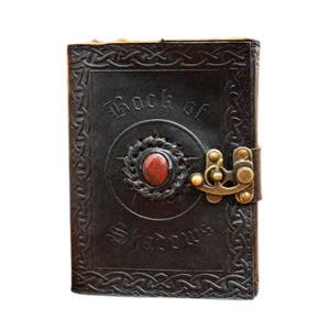 Diario de Cuero Negro Hecho a Mano, Libro de las Sombras con Grabado de Piedra Roja, Grimoire Gótico de Brujería, Diario de Cuero Antiguo - Product Image 1