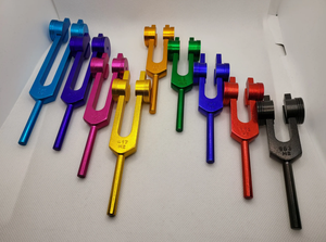Ensemble de diapasons professionnels pour chakras, très demandé, avec support - 8 pièces - incluant le diapason pour la vocation spirituelle - Product Image 4