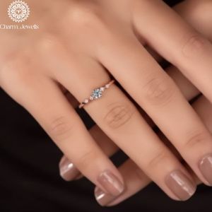 Bague de fiançailles classique pour femme en or massif 18 carats avec trois pierres de moissanite taille coussin et sertissage à griffes Charm Jewells - Product Image 3