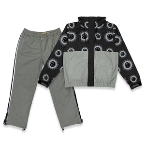 Conjunto de Chaqueta Bomber Estampada para Hombre, Pantalones Deportivos Grises Resistentes al Viento, Ropa Deportiva Casual de Otoño, Corte Regular, Material de Poliéster - Product Image 1