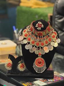 Brazalete tribal afgano pesado con incrustaciones de piedras y motivos florales en relieve para la colección de joyería tradicional Kuchi. - Product Image 2