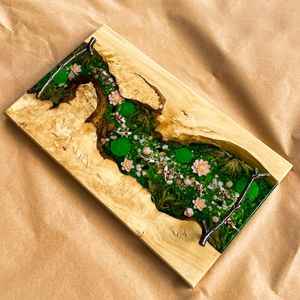 Plateau de service personnalisé en résine et bois pour charcuterie et fromages, motif Poisson Koi de rivière, plateau pour bassin à Koi, cadeau de pendaison de crémaillère - Product Image 1