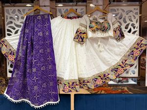 Conjunto de Chaniya Choli de Seda Romana Pura para Mujer, Falda Lehenga Tradicional con Lentejuelas y Espejos, con Borde Vintage y Dupatta Patta - Product Image 1