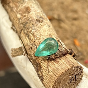 Émeraude zambienne de luxe 2,61 carats, vert profond, forme poire, facettée, pierre brute pour bijoux de luxe sur mesure - Product Image 3