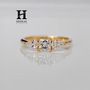 Anillo de Diamante con Corte Princesa Cultivado en Laboratorio, Certificado por IGI, Oro Amarillo de 14K, Anillo de Compromiso de Tres Piedras, Piedras Laterales en Forma de Pera, Diamante de Laboratorio - Product Image 1