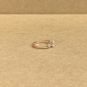 Elegante Anillo de Diamantes Cultivados en Laboratorio, Oro Rosa de 9KT, Corte Redondo, Piedra Central de 0.82CT con Diamantes Laterales, Joyería de Lujo para Mujer, Ideal para Fiestas - Product Image 3