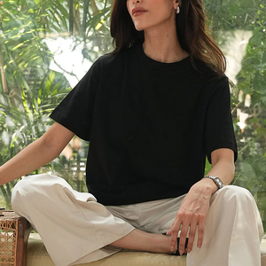 T-shirt pour femmes, couleur noire, coupe slim, col rond, coton et polyester, style streetwear, service OEM. - Product Image 4