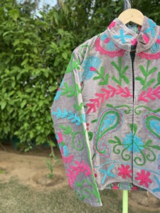 Chaqueta de terciopelo bordada a mano de primera calidad para mujer |   Ropa Exterior de Terciopelo con Diseño Floral de Lujo |   Chaqueta de Invierno de Moda Boutique - Product Image 2