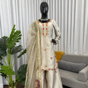 ชุดพลาซูดีไซน์เนอร์สุดประณีต ออกแบบมาเพื่อความสง่างามทันสมัยพร้อมกลิ่นอายแบบดั้งเดิม ชุดนี้โดดเด่นด้วยคุณภาพระดับพรีเมียม - Product Image 2