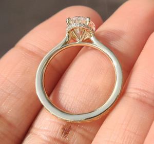 Bague en diamant de laboratoire ovale taille brillant de 2 carats certifiée IGI, avec halo caché, bande en or gravée et pierres d'accentuation bleues - Product Image 3