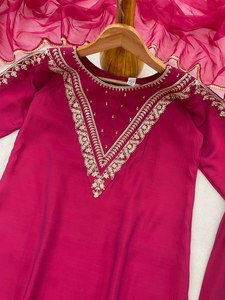 Elegante Conjunto de Traje Romano para Mujer con Dupatta Bordada - Product Image 5