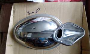 Urinoir réutilisable en acier inoxydable de qualité hospitalière pour hommes et femmes, avec alimentation manuelle, idéal comme pot de toilette pratique ou bouteille à urine pour lit. - Product Image 6