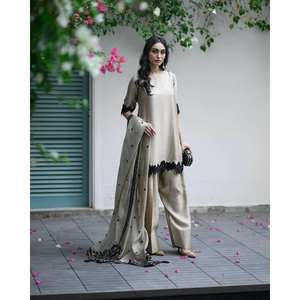 Conjunto de Ropa India y Pakistaní de Diseñador, Top y Pantalón con Dupatta, con Bordado y Lentejuelas - Product Image 2